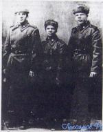 Василий Павлович Давыдов (в центре) со своими сослуживцами, 1943 год.jpg