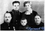 Иван Михайлович и Матрена Григьевна Брагины с семьей.jpg