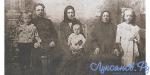 Гундяевы Василий Степанович с сыном Михаилом и Прасковья Ивановна с дочерью Таисией.jfif